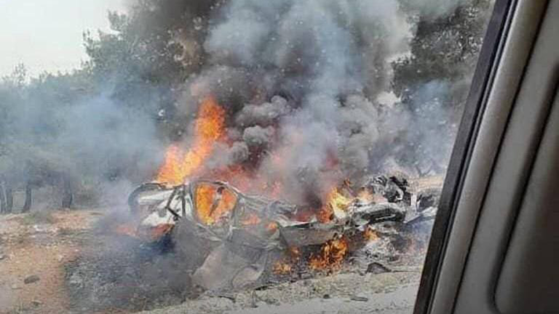 صورة استهداف سيارة بغارة إسرائيلية على طريق مطار دمشق في سوريا مضللة