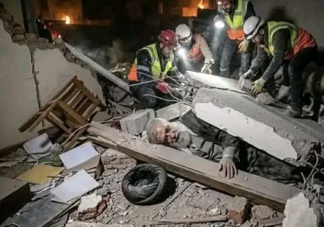 حقيقة الصورة المتداولة لجثمان خامنئي تحت الأنقاض