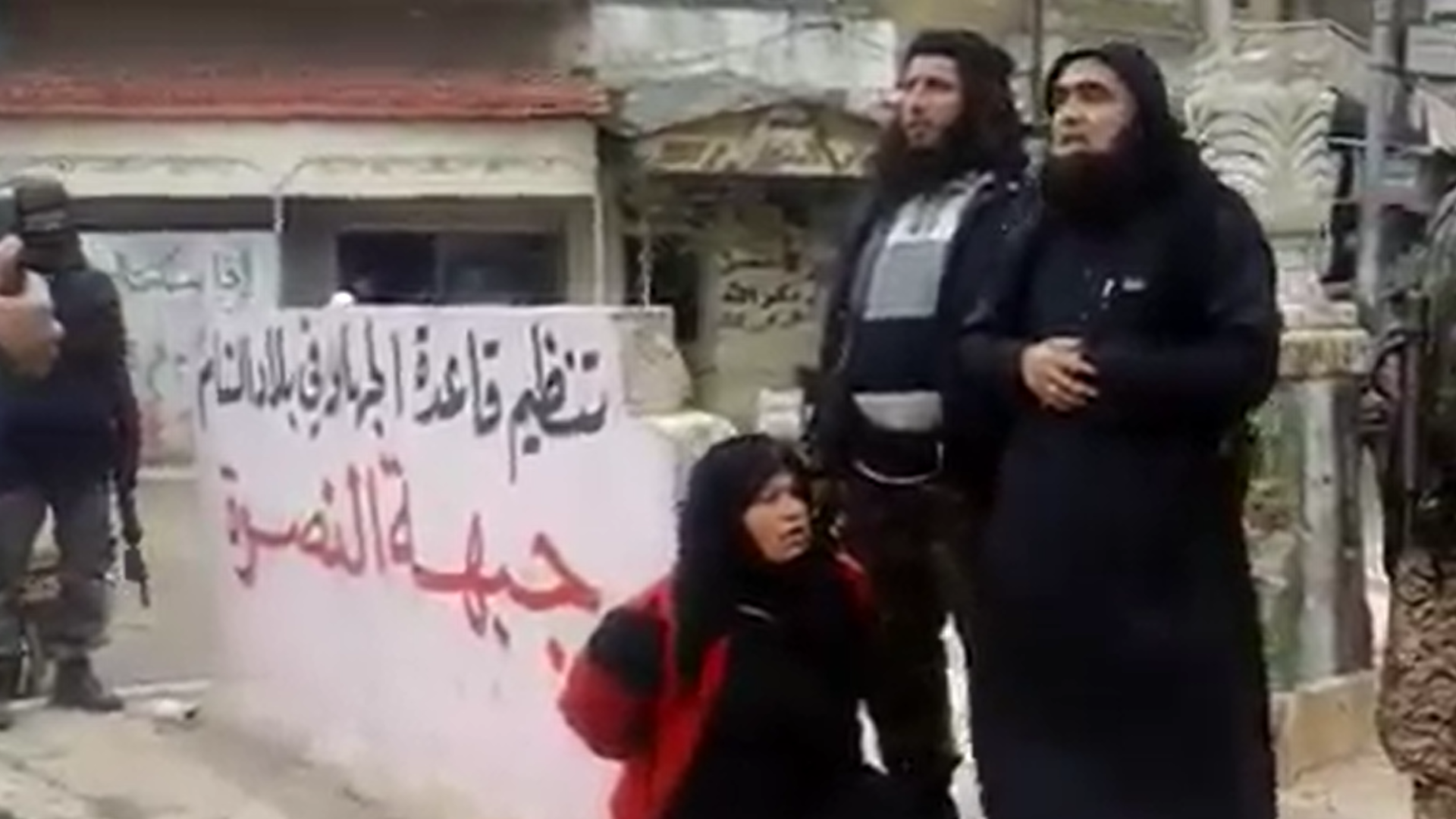 فيديو  قيام الثوار بإعدام امرأة في دمشق بعد سقوط نظام الأسد مضلل