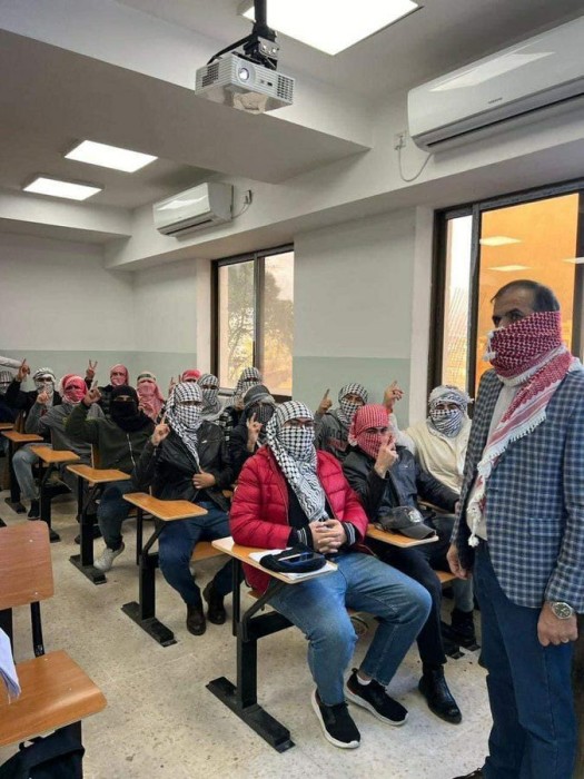 الصورة من جامعة البلقاء التطبيقية في الأردن وليس في جامعة هارفارد الأمريكية