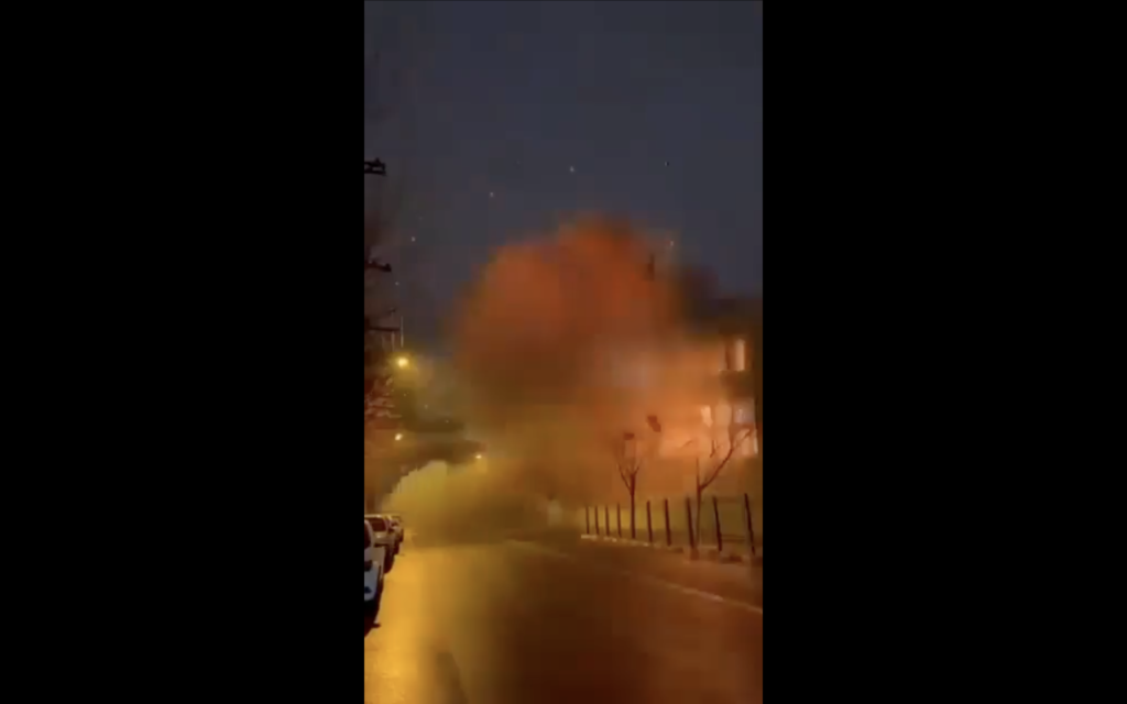 فيديو مولد بالذكاء الاصطناعي لقصف وزارة جيش الاحتلال