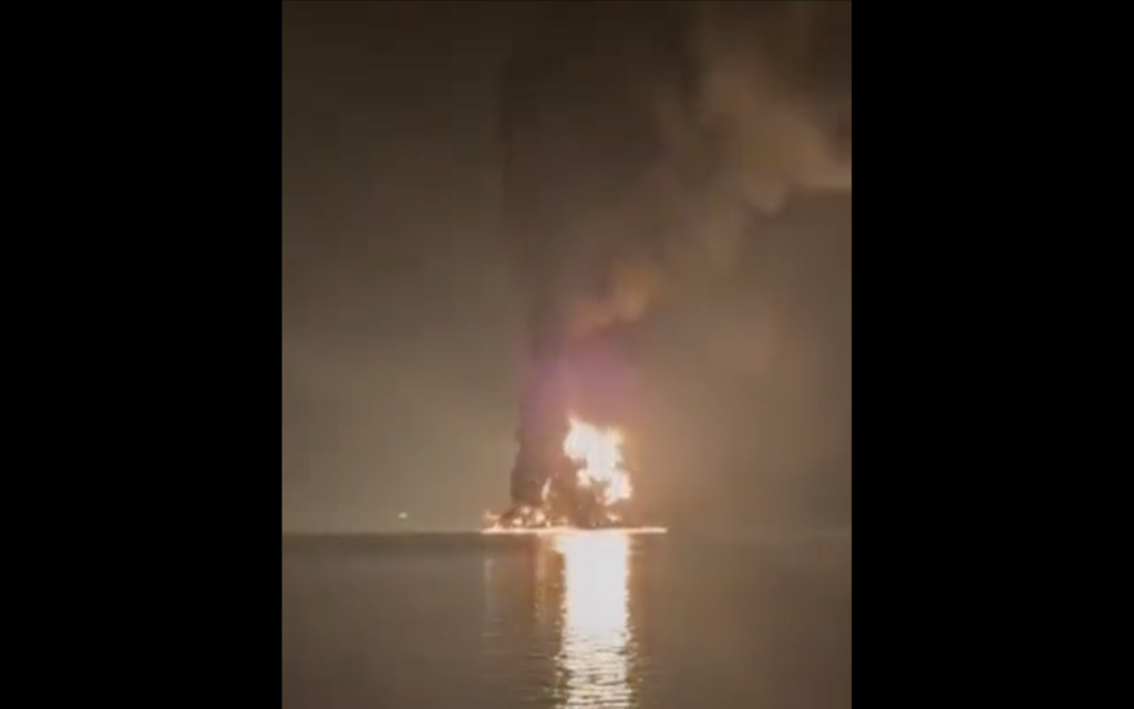 انتشار فيديو قديم لاستهداف سفينة في مضيق هرمز