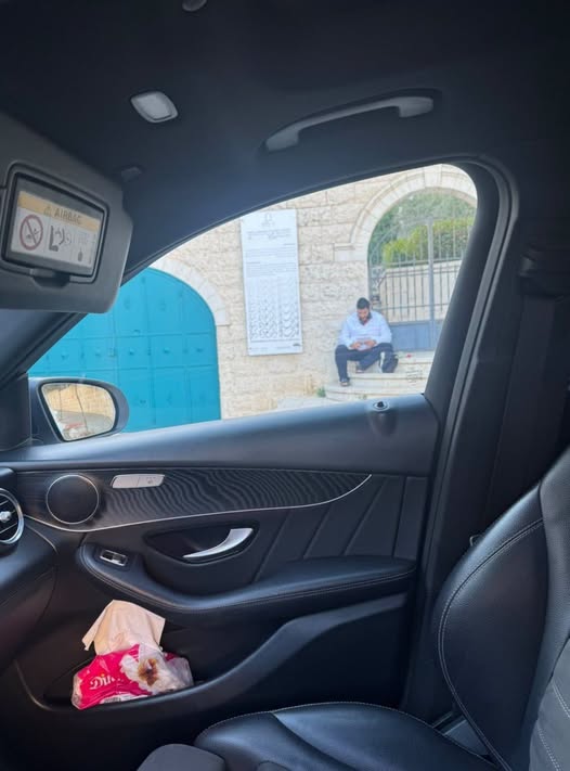 ما حقيقة صورة المستوطن أمام مركز خليل السكاكيني في رام الله؟
