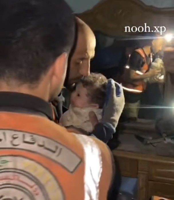 ما حقيقة إخراج رضيعة من تحت الأنقاض بعد أيام من قصف منزلها