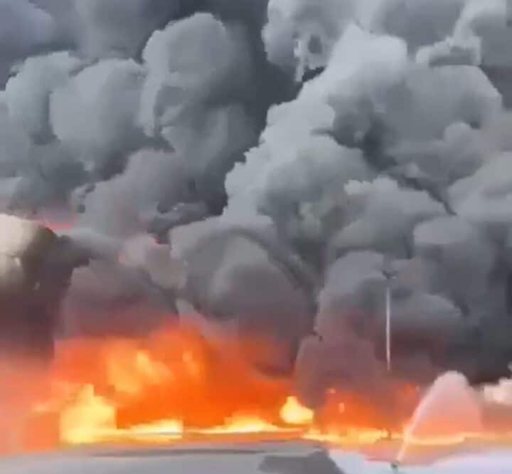 المقطع المتداول قديم ويعود إلى حادثة حريق ميناء الحمرية في إمارة الشارقة بدولة الإمارات العربية المتحدة  عام 2025.