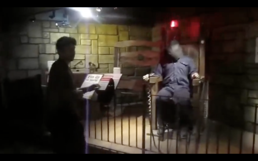 انتشار فيديو قديم من متحف في لندن، وليس لإعدام أسير فلسطيني