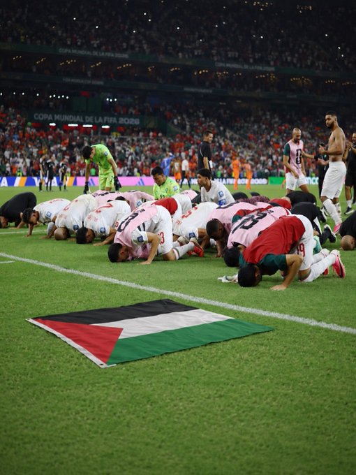 انتشار صورة مفبركة لسجود لاعبي المنتخب المغربي بجانب علم فلسطين 