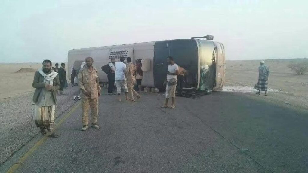 ما حقيقة الصورة المتداولة لانقلاب حافلة تقل يمنيين؟