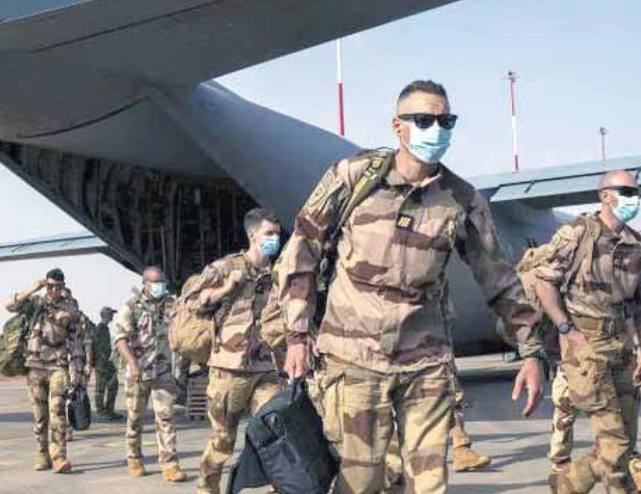 صورة جنود مطار الغيضة تعود لإنزال قوات فرنسية في النيجر عام 2021