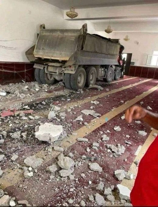 حقيقة صورة متداولة لشاحنة داخل مسجد تُستغل لادّعاء تحويل الحوثيين المساجد لمنصات صواريخ
