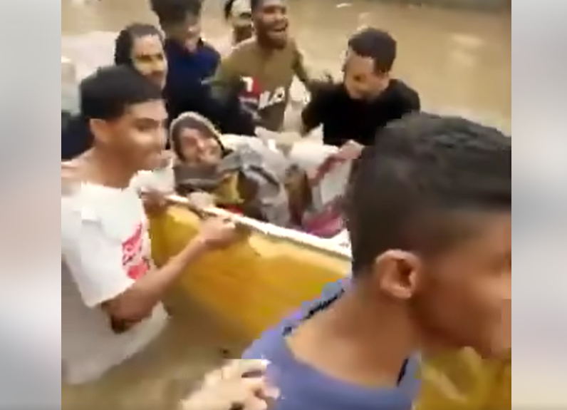 فيديو إنقاذ شباب لمسنة من السيول في عدن قديم وليس حديثا