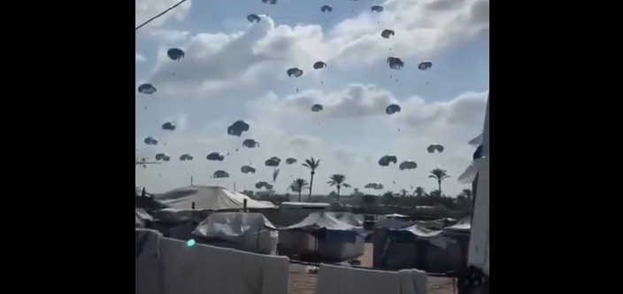 انتشار مشاهد قديمة لعمليات إنزال جوية للمساعدات على قطاع غزة مع الادعاء أنها حديثة لعمليات قامت بها الصين