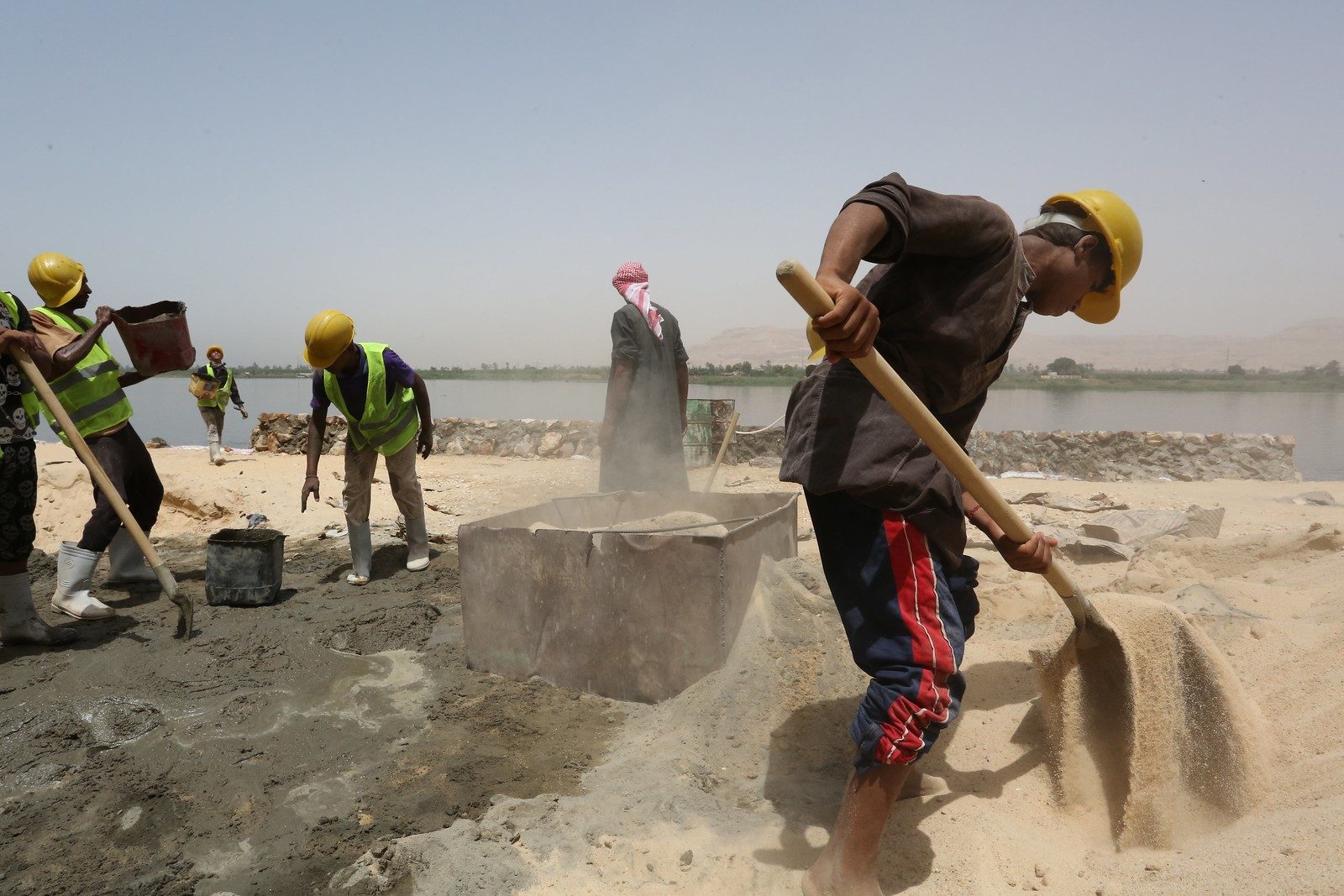 خطر العمل في المهن المهمشة.. وفاة 3 عمال نظافة وتوصيل في أسبوعين