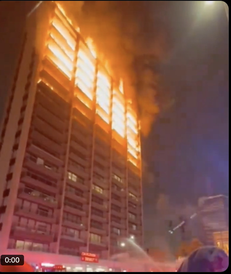 فيديو مولد بالذكاء الاصطناعي لاحتراق برج في تل أبيب 