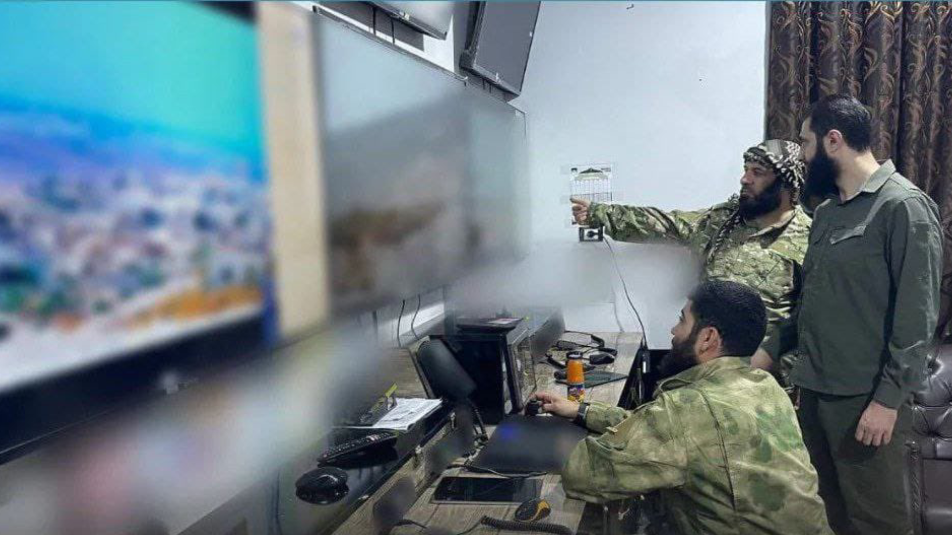 صورة الجولاني قائد هيئة تحرير الشام في غرفة عمليات &#8220;ردع العدوان&#8221; شمالي سوريا مضللة