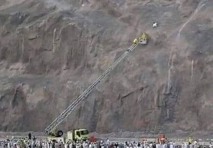 لا صحة للصورة المتداولة حول حاج يمني عالق في جبل في السعودية