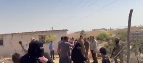 انتشار فيديو لاعتداء جنود الاحتلال والمستوطنين على مسافر يطا، مع الادعاء أنه في درعا