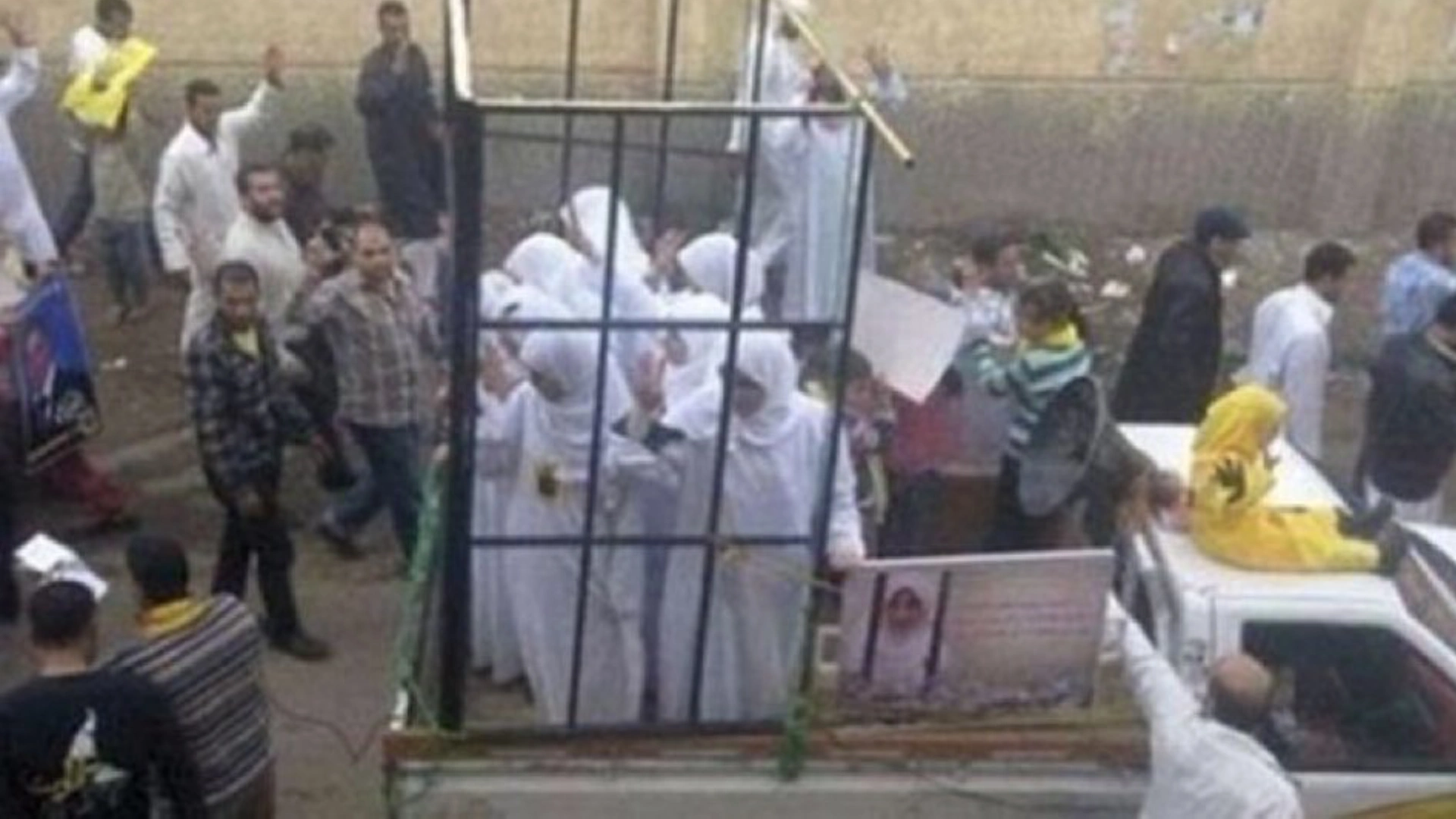 صورة الفتيات السبايا داخل قفص في ساحة الساعة بمدينة إدلب مضللة