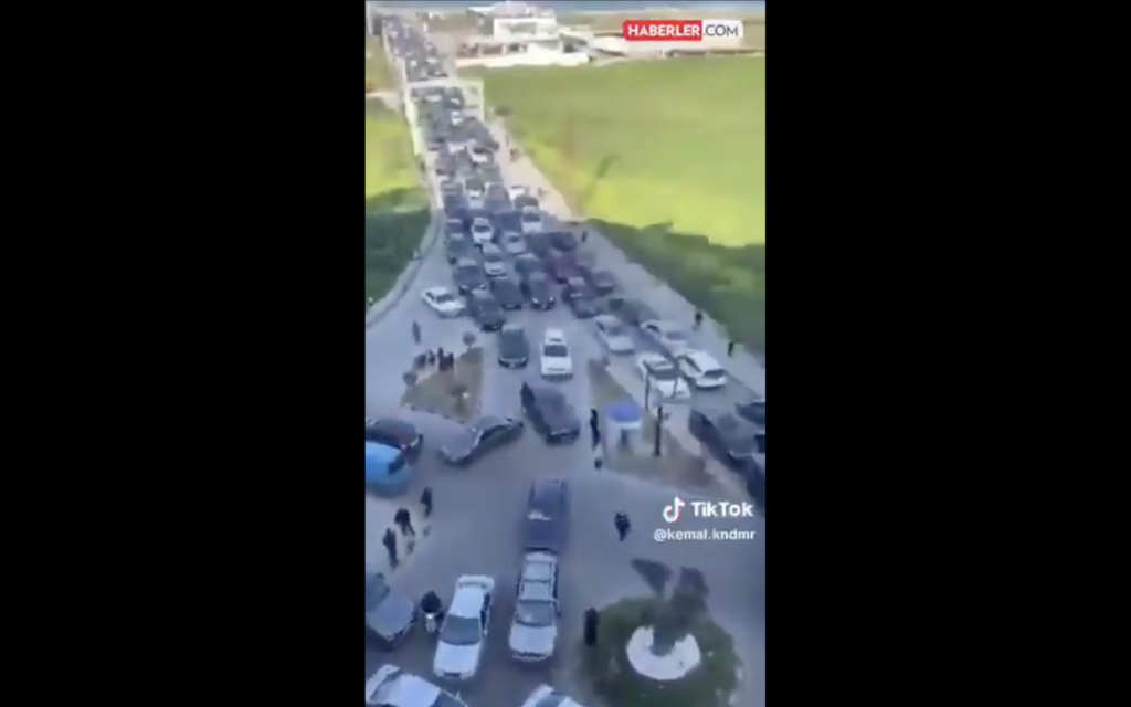 فيديو الازدحام المروري يعود لنزوح لبنانيين وليس لهروب إسرائيليين