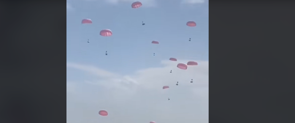 فيديو قديم يعاد نشره على أنه لمساعدات سعودية حديثة أُنزلت على قطاع غزة 