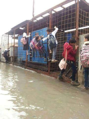 حقيقة صورة لطلبة مدارس في مصر بعد سقوط الأمطار